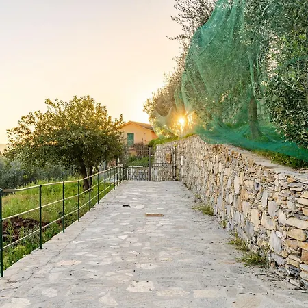 Vakantiehuis Cozy Pool-side House With Sea View