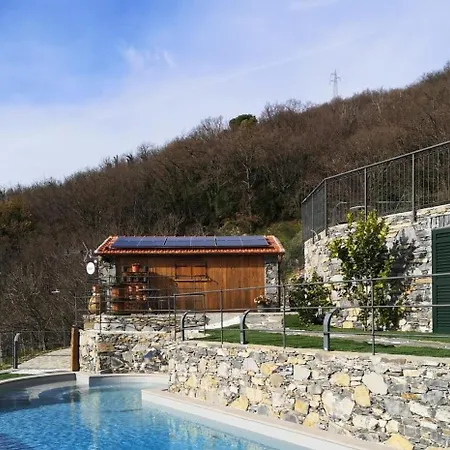 Vakantiehuis Cozy Pool-side House With Sea View Rapallo