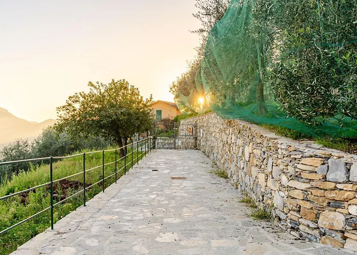 Vakantiehuis Cozy Pool-side House With Sea View