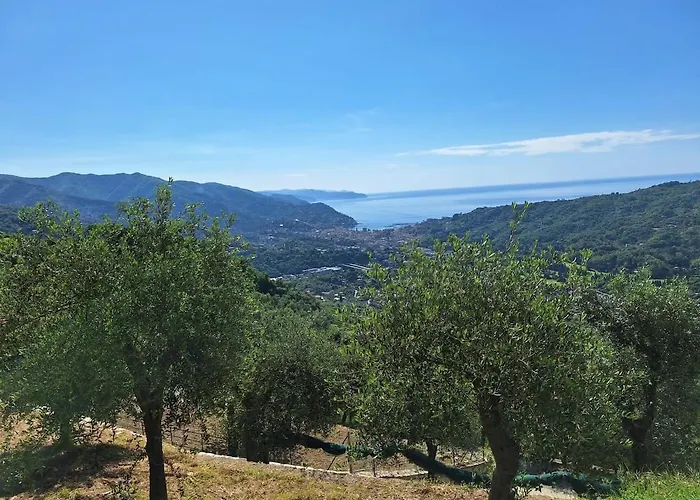 Vakantiehuis Cozy Pool-side House With Sea View